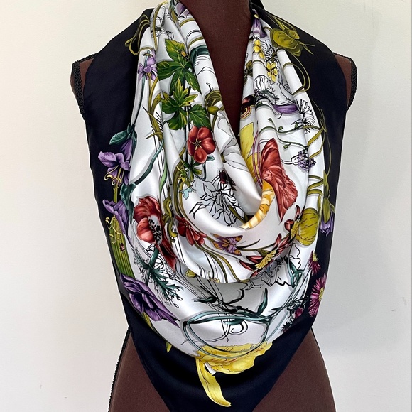 New Gucci Scarf Flora Infinity Print White Silk Scarf Wrap with Gucci Gift Box - Picture 3 of 15